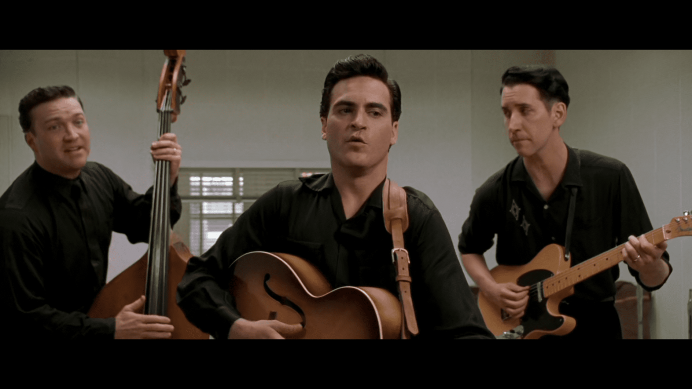 اجرای آهنگ Folsom prison blues  توسط واکین فینیگس در فیلم Walk The Line