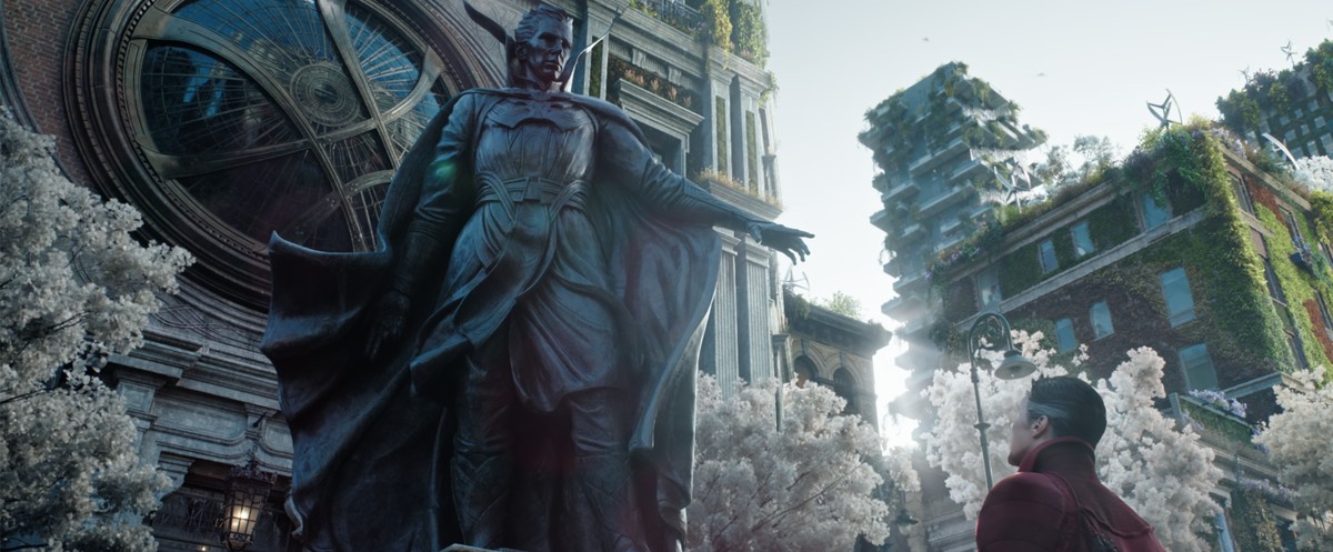 دکتر استرنج در مقابل مجسمه خودش در نقد و بررسی فیلم Doctor Strange 2